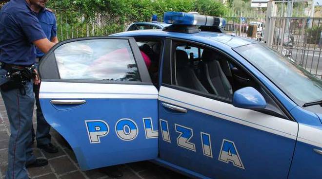 Accoltellamento a Piazza Colombo, i carabinieri sulle tracce dell'aggressore