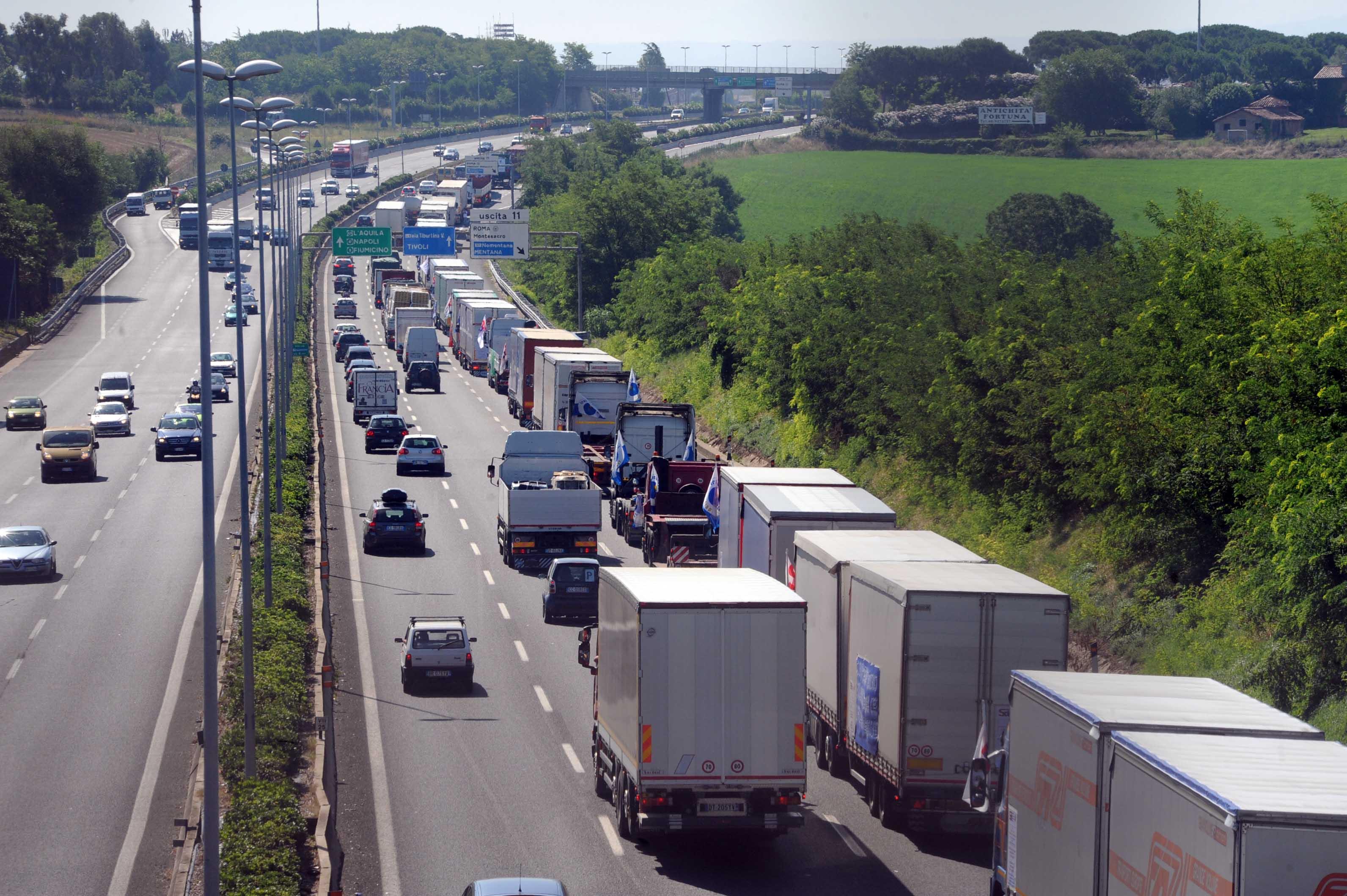 Un furgone si ribalta sulla A7, rallentamenti in entrata a Genova