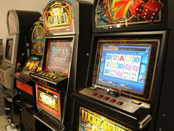 Slot machine vicine alla scuola, la preside si improvvisa 'sceriffo'