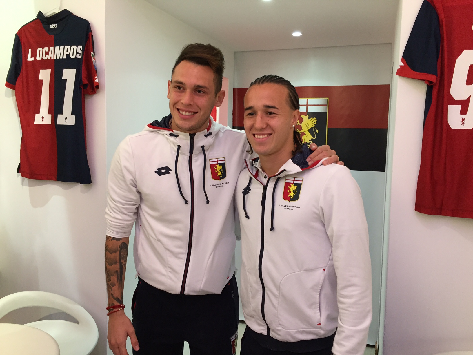 Apre il temporary store del Genoa a Savona, Laxalt e Ocampos salutano i tifosi