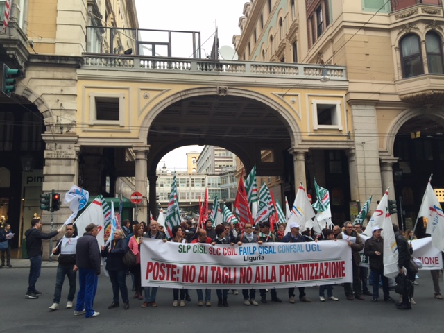 Poste, corteo a Genova: 