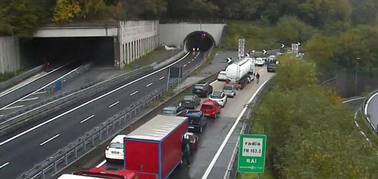 Tir carico di legname si ribalta in A7: autostrada chiusa, traffico nel caos