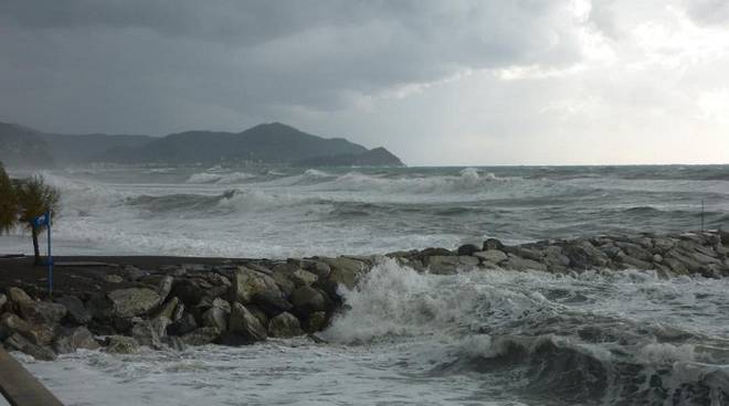 Mareggiata nel Tigullio, riaperta l'Aurelia a senso unico alternato