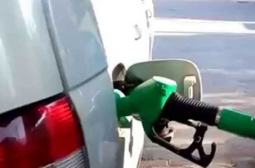 Strappa con l'auto la pompa della benzina: lascia un biglietto e chiama la polizia