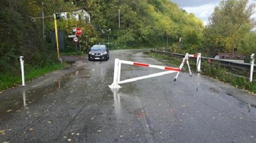 Aveva divelto le transenne della strada chiusa dopo l'allerta meteo, arrestato