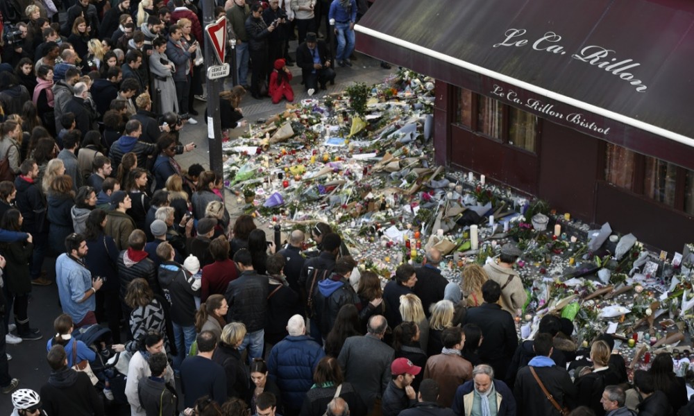 Parigi ricorda le stragi, giornata di commemorazioni 