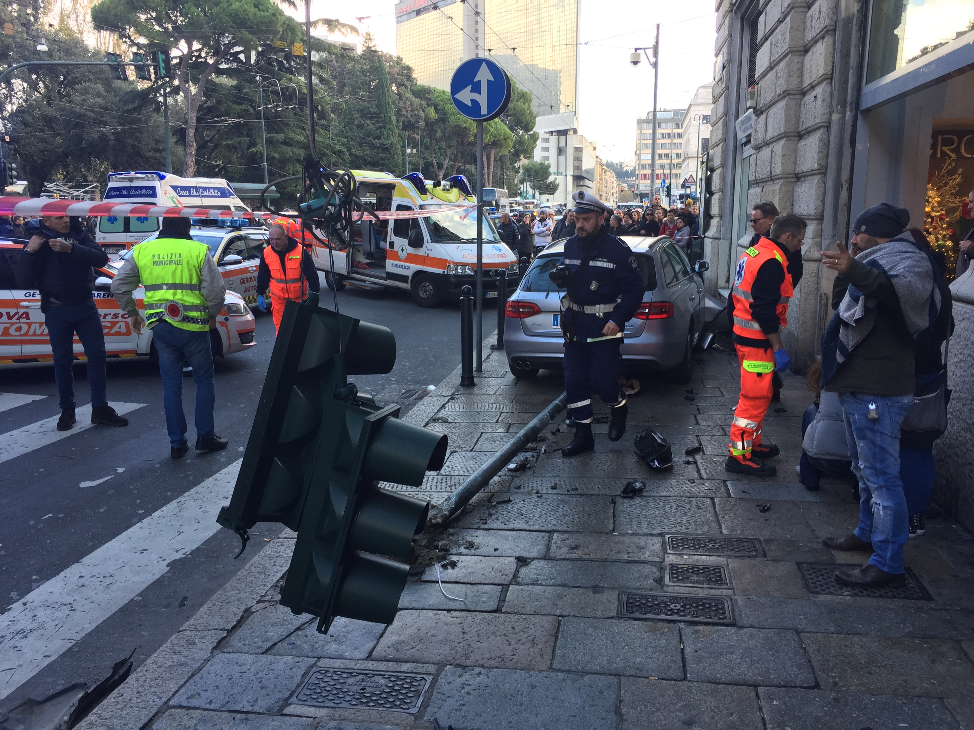 Terrore in via Venti Settembre, auto impazzita travolge tutto: una donna grave