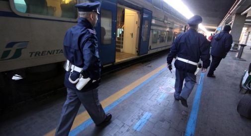 Ragazzo prova a sedare una rissa tra baby calciatori sul treno: aggredito 