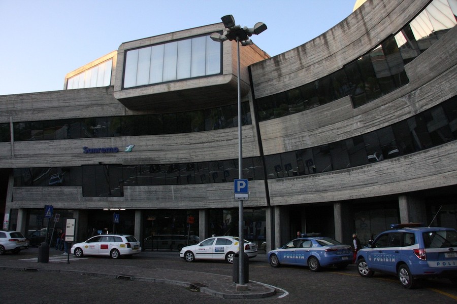 Il bus sostitutivo arriva in ritardo, autista picchiato in stazione