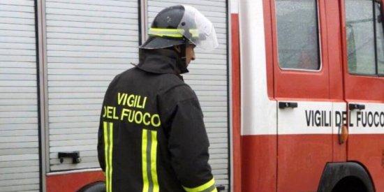 Incendio in un condominio in via Brin, ricoverato il proprietario.