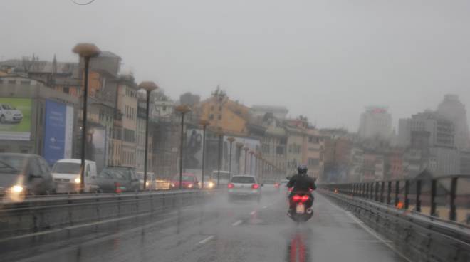 Allerta rossa, vento di burrasca a Genova: scattano i divieti in Sopraelevata