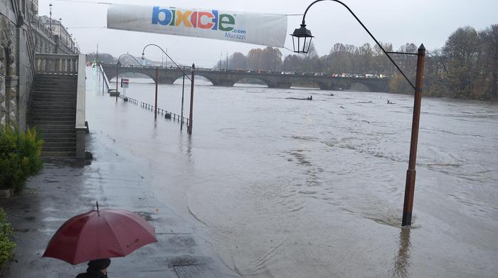 Maltempo, anche il Piemonte devastato: un disperso nel torinese, esonda il Po