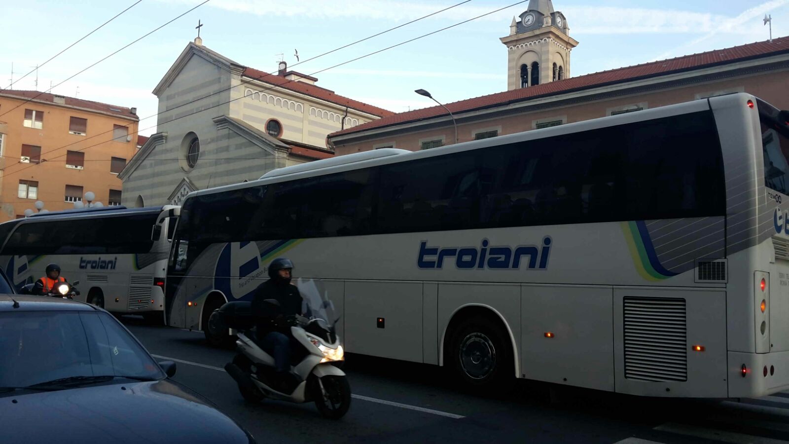 Raddoppio, Trenitalia si scusa per i pochi bus: 