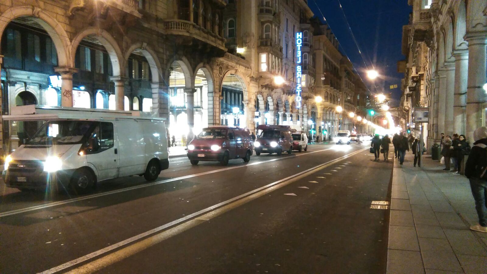 Manifestazione di pensionati e ambulanti blocca il traffico cittadino