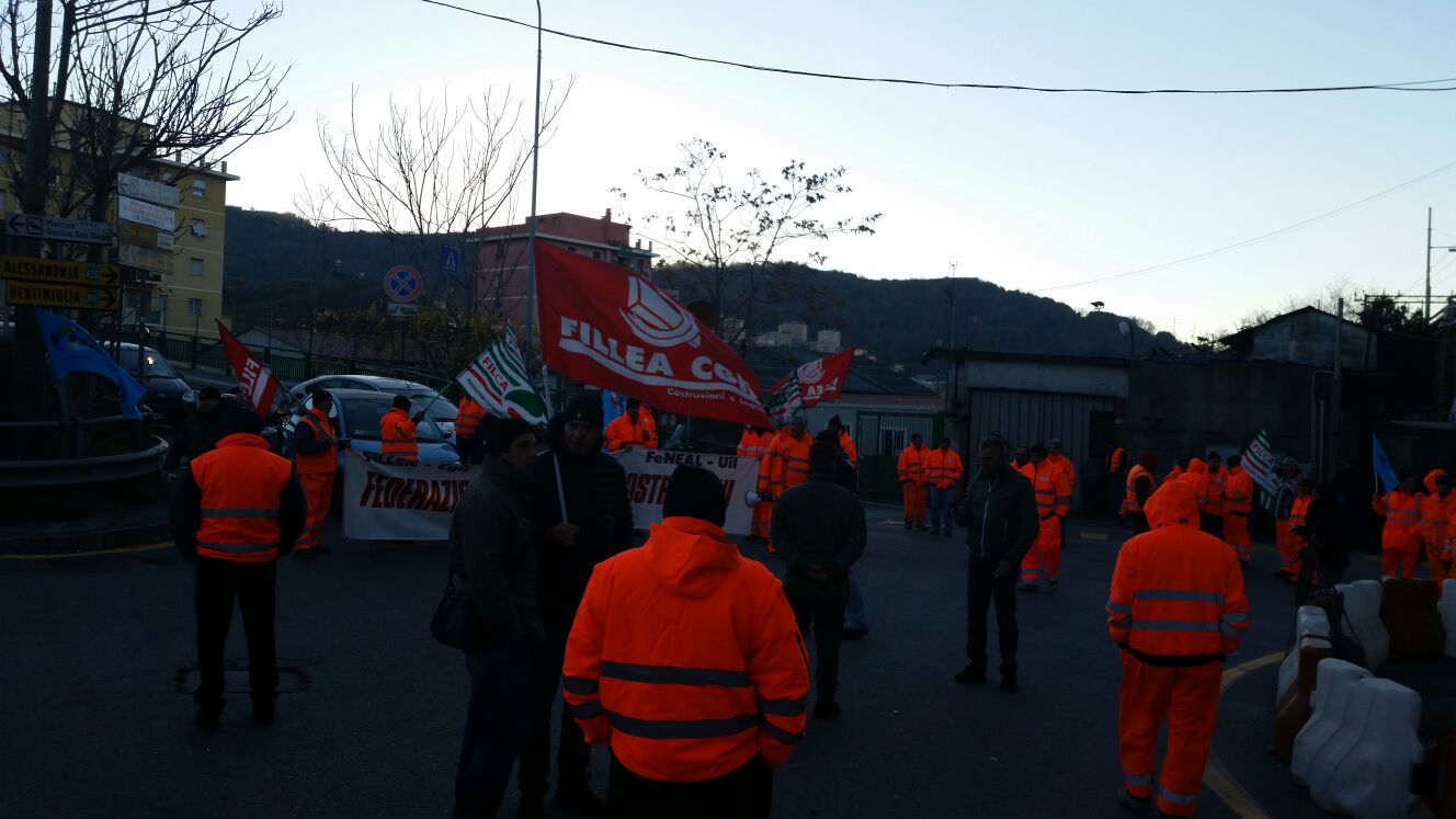 Nodo ferroviario, i lavoratori edili manifestano contro il rischio licenziamento