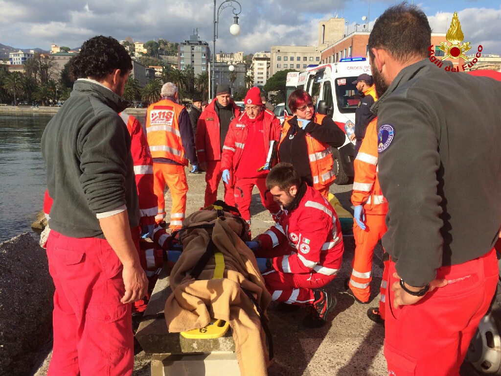 Precipita sugli scogli, i sommozzatori la salvano dall'annegamento