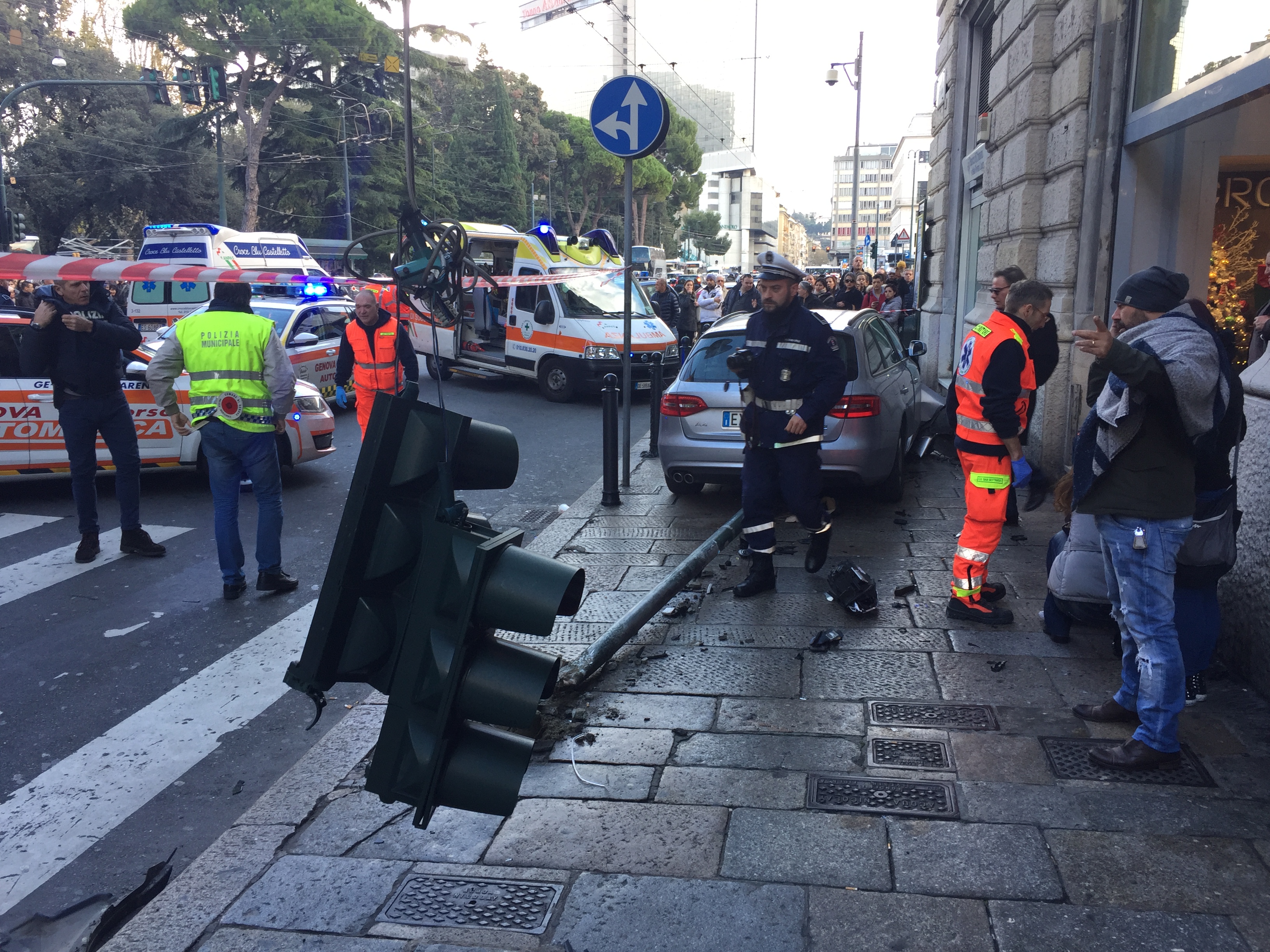 Auto impazzita in via Venti Settembre, il guidatore operato di cuore al San Martino