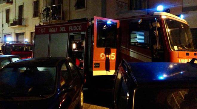 Incendio a Borgoratti, casa brucia e crolla il soffitto: gravi marito e moglie