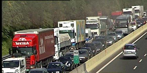 Mezzo in avaria in autostrada blocca il traffico in ingresso a Genova