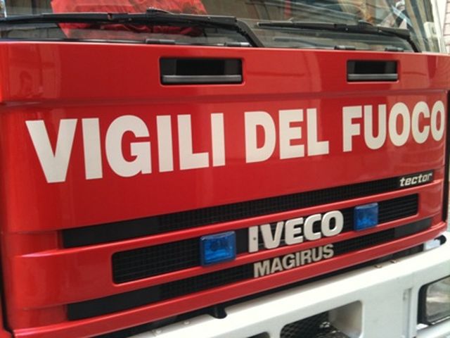 Incendio nel garage, rischio esplosione: 30 persone allontanate ad Albenga