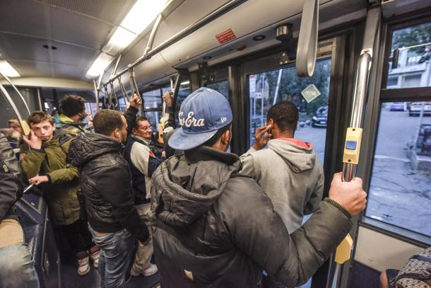 Botte sul bus, l'autista ferma il mezzo e chiama la Polizia