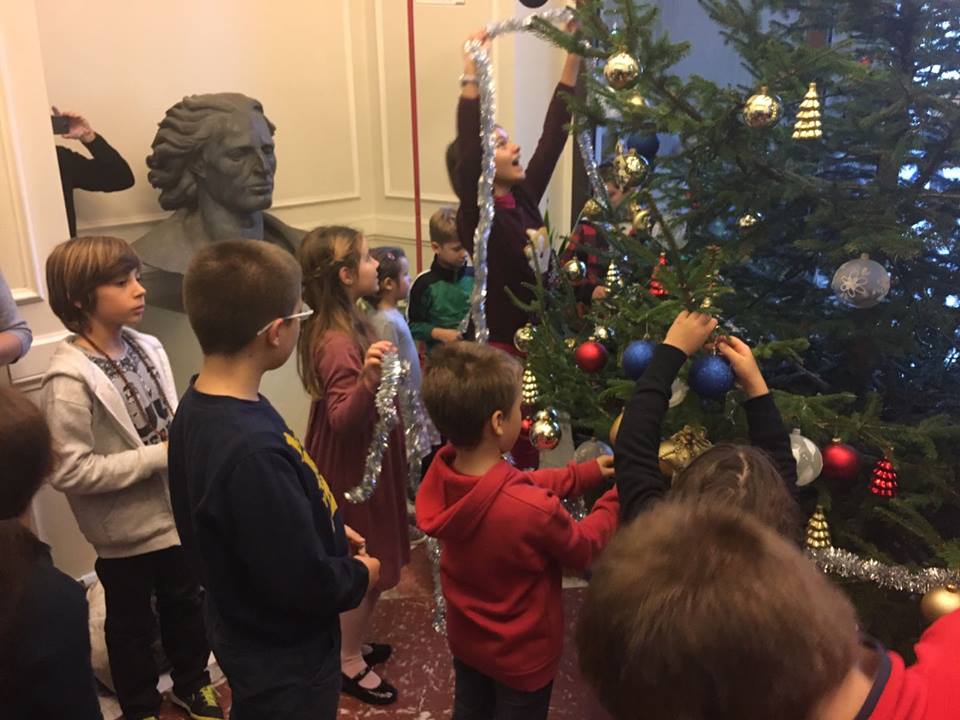 Natale, bambini preparano l'albero con Toti, poi pane e nutella