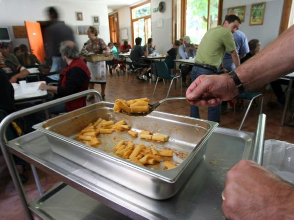 'Furbetti' in mensa al San Martino, pranzavano pur non risultando a lavoro