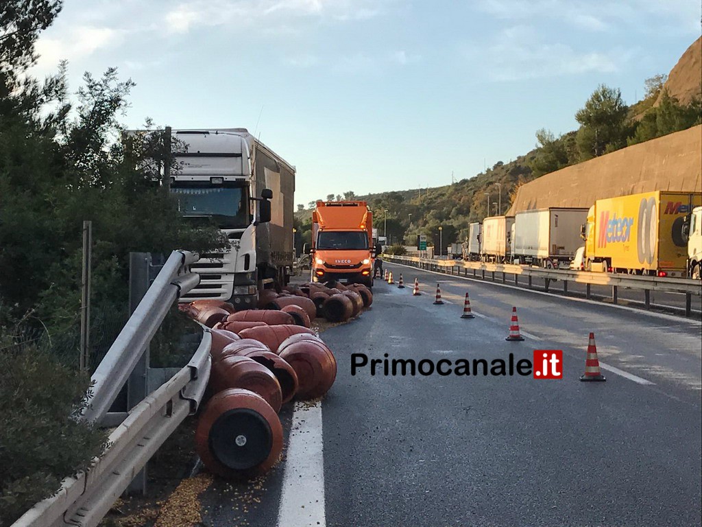 Due tir si ribaltano sull'autostrada A10: caos Savona-Celle e Taggia-Imperia 