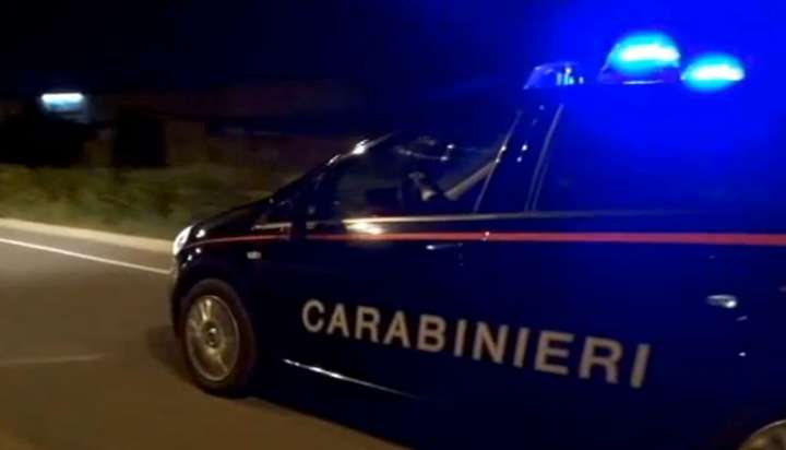 Carabinieri inseguono i ladri ma speronano un'utilitaria