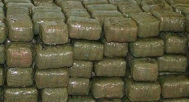 Droga, scoperti 222 kg di hashish nascosti tra piastrelle su tir