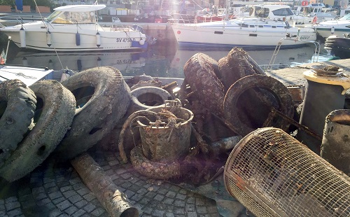 Ripulito il fondale della Darsena di Savona, tra i rifiuti pneumatici, water e sellini 