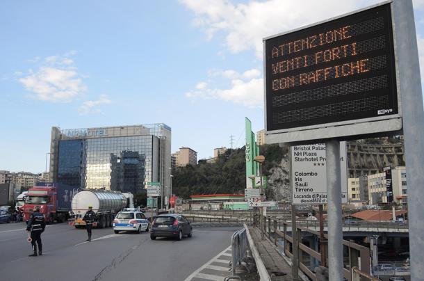 Maltempo,  arriva vento burrasca: stop delle moto in Sopraelevata