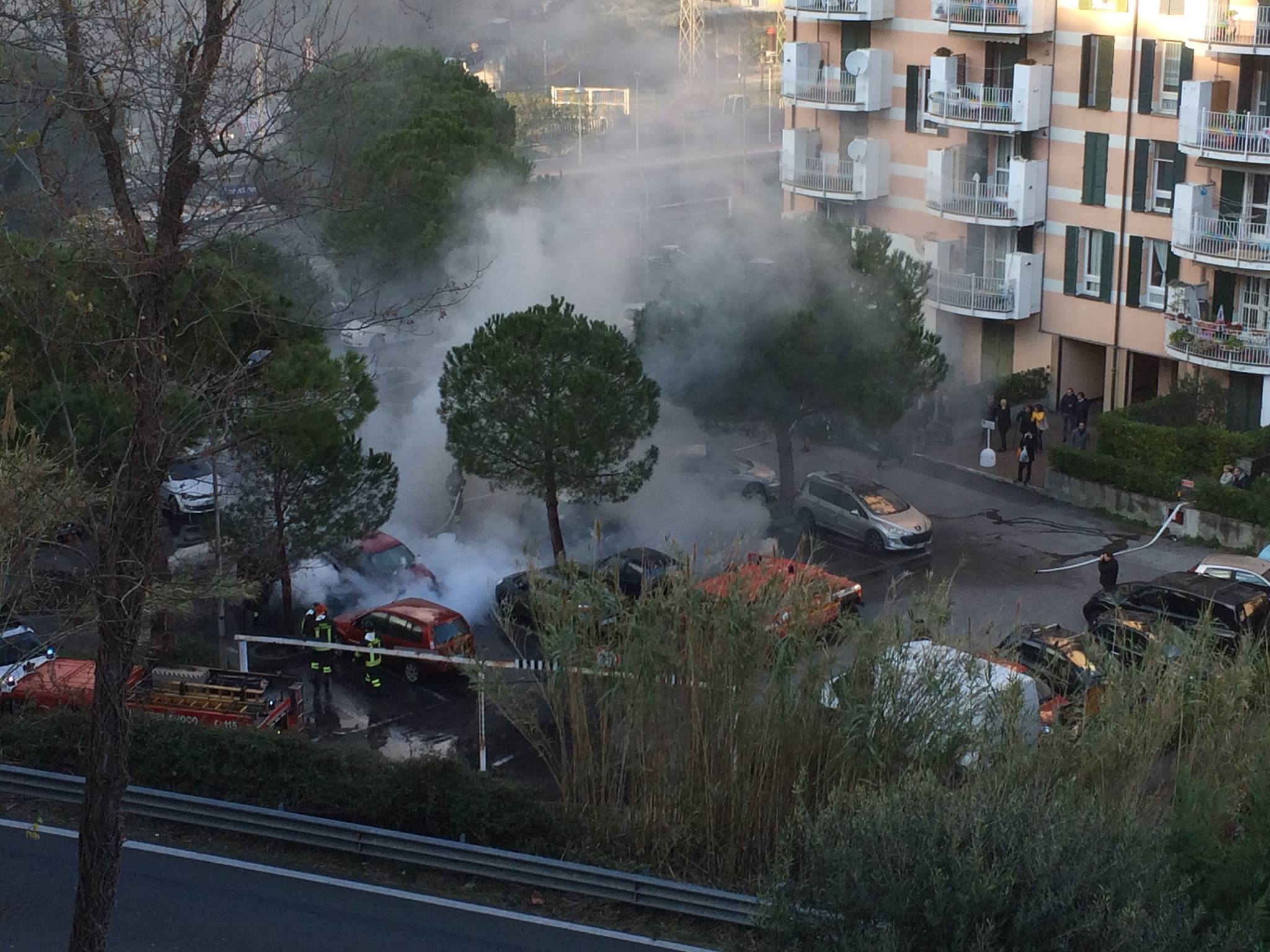 Incendio di auto nel parcheggio di piazza Golgi ad Arenzano