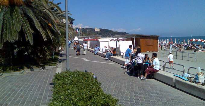 Auto vola sulla passeggiata di Celle Ligure, feriti quattro ragazzi