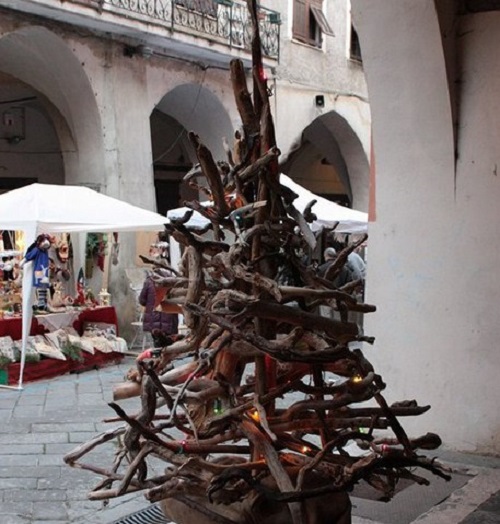 Maltempo, dal legname dopo l'alluvione nasce un albero di Natale