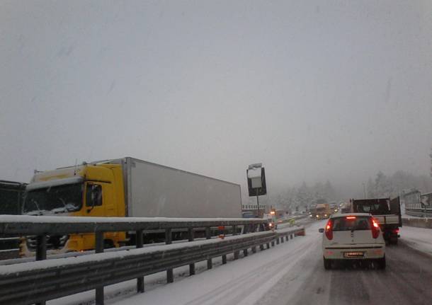 Primi fiocchi di neve sulla A6 tra Ceva e Savona, nessun disagio alla circolazione