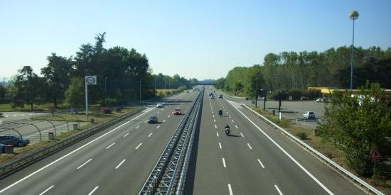 Grave incidente sull'autostrada A7: 14enne sbalzata fuori dall’auto