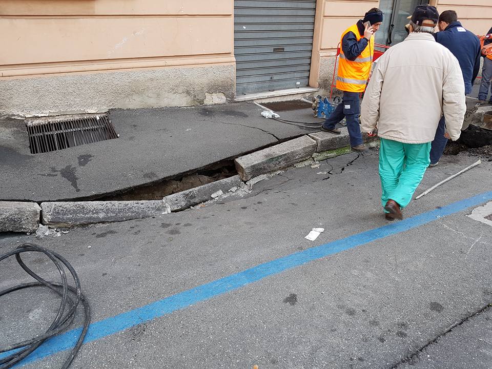 San Fruttuoso: sprofonda il marciapiede, chiusa l'acqua nella zona di via Ayroli