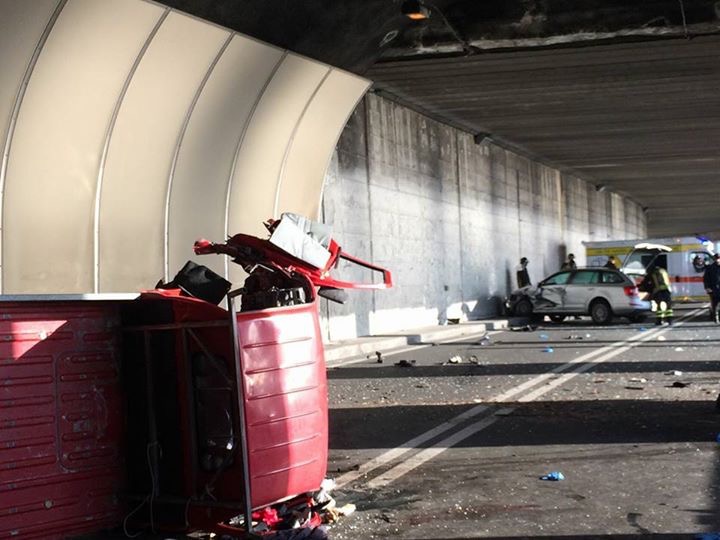 Scontro in galleria Sant'Anna, giovane incastrato sotto il camioncino