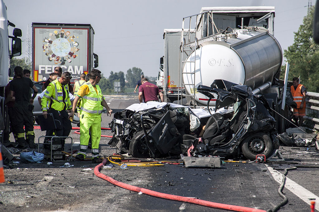 Guidava da tre giorni, provocò 3 morti: a giudizio azienda di trasporti sarzanese