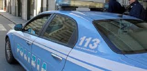 Volante della polizia tampona un furgone e un'auto, 4 feriti lievi 