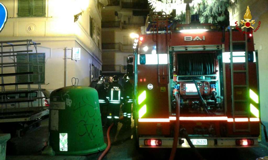 Incendio in un appartamento di Chiavari, residenti avvisati da un passante