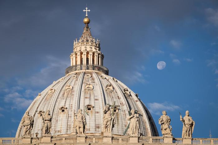 Santa Maria Maggiore, entra in basilica e sfregia il prete: fermato