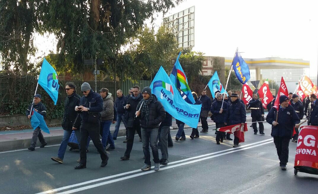 Savona, niente bus e incontro a vuoto: 