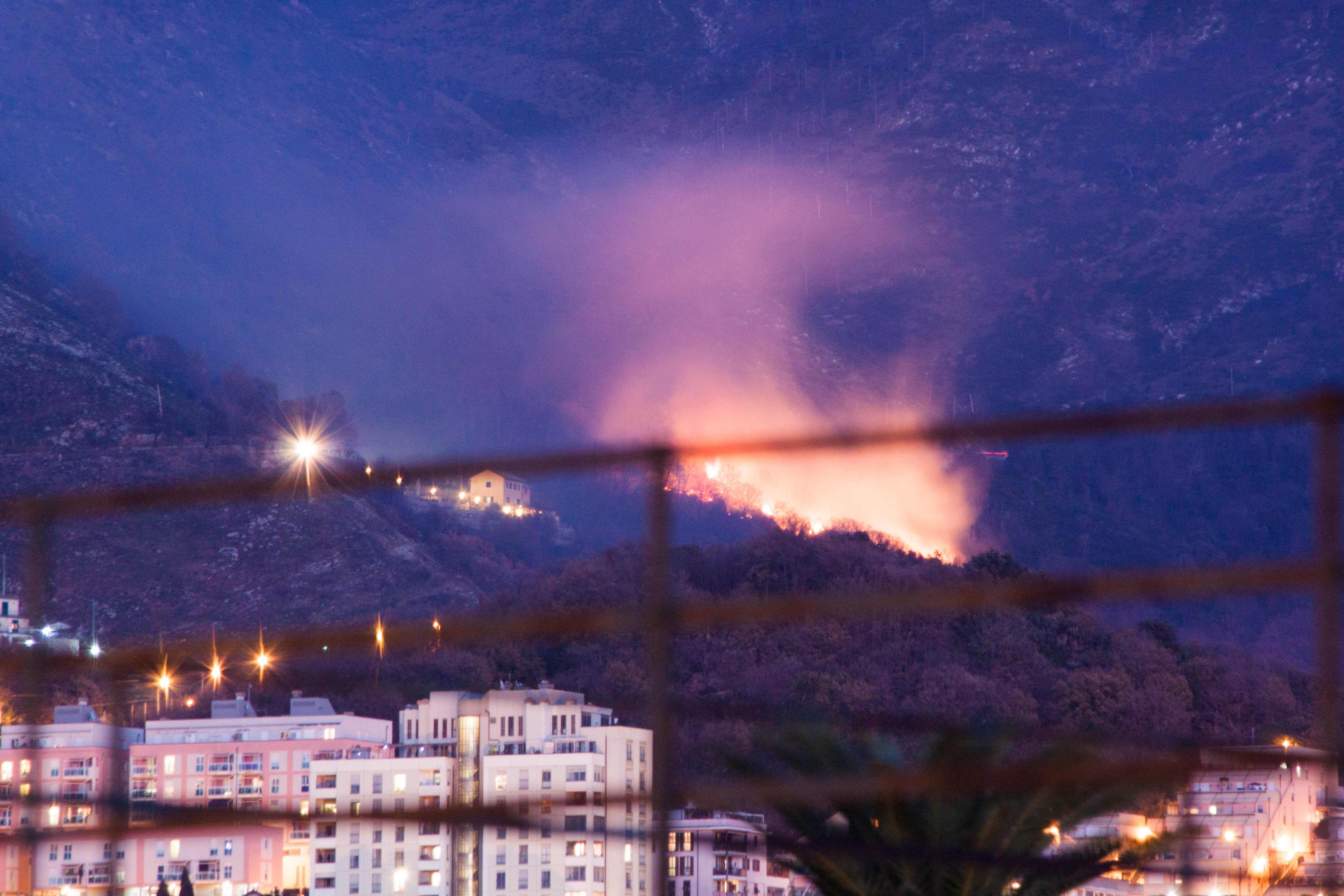 Incendi a Genova, indagato anche il capocantiere per il rogo a Nervi 