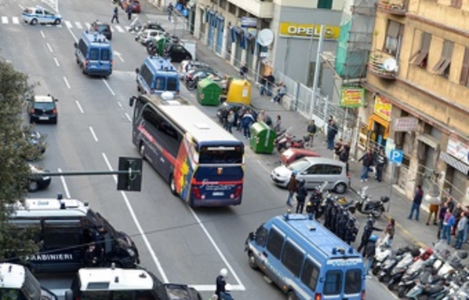 Un centinaio di tifosi blocca il pullman del Genoa, tre agenti contusi