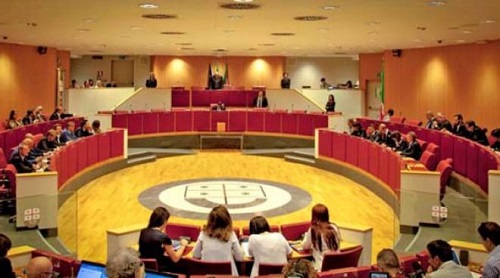 Reddito di cittadinanza, la commissione boccia la proposta: il M5s annuncia battaglia