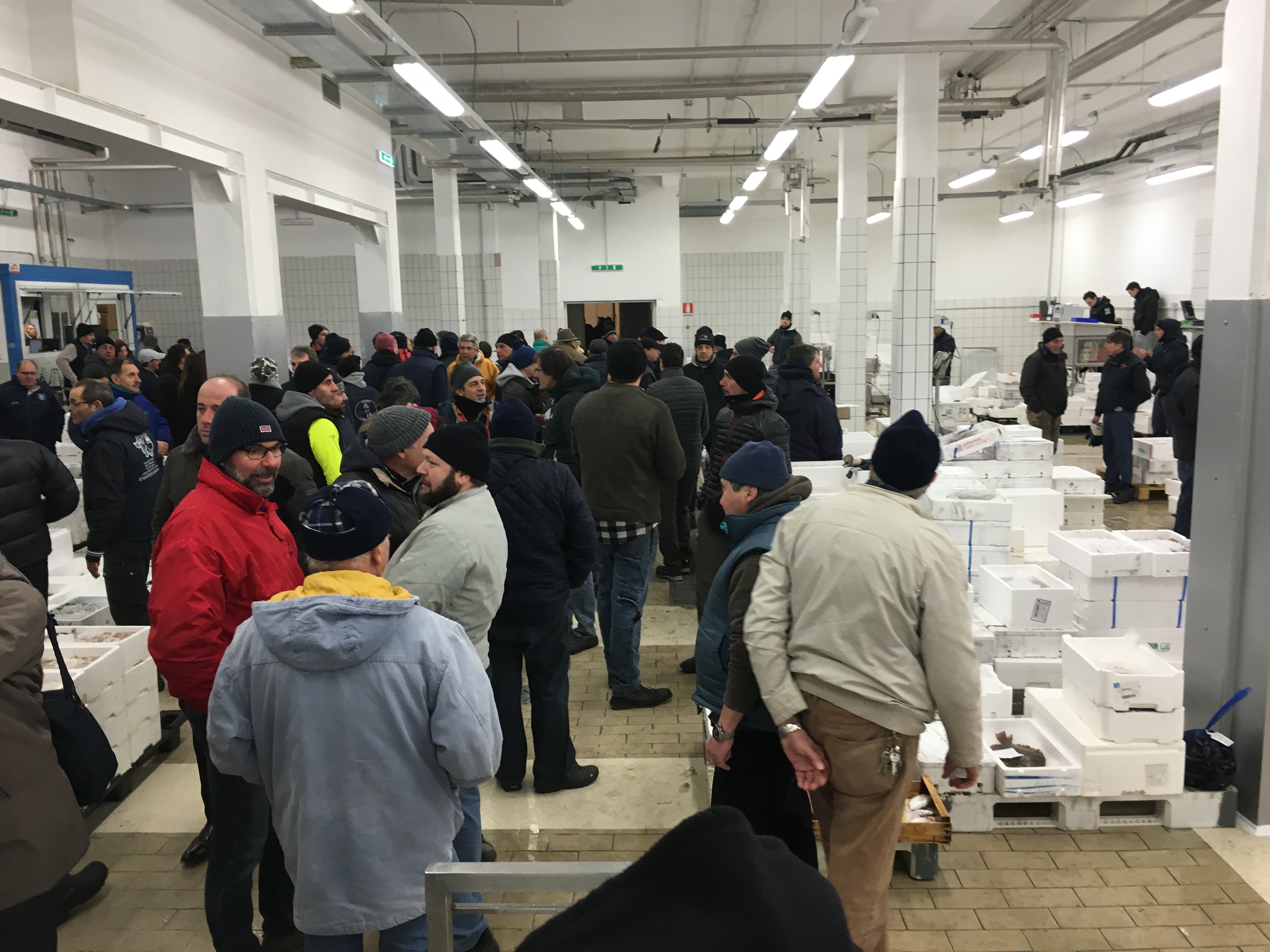 Mercato del pesce di Genova, struttura aperta ma vuota per protesta