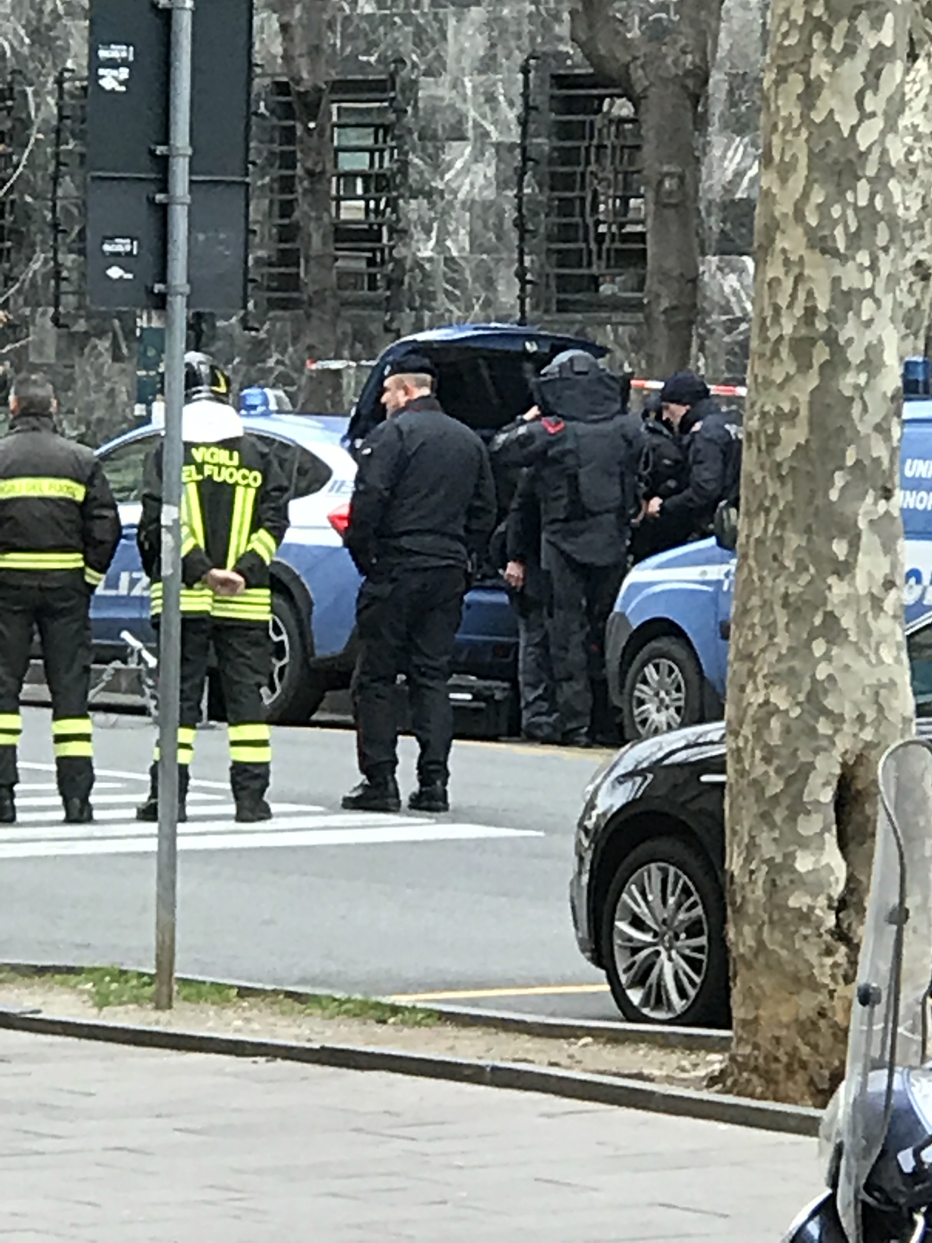 Falso allarme bomba vicino all'hotel Melià di Genova per un pacco sospetto