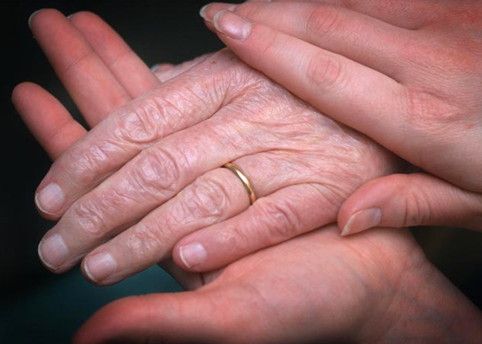 Lei sposa il milionario in punto di morte: nei guai anche il parroco di Boccadasse